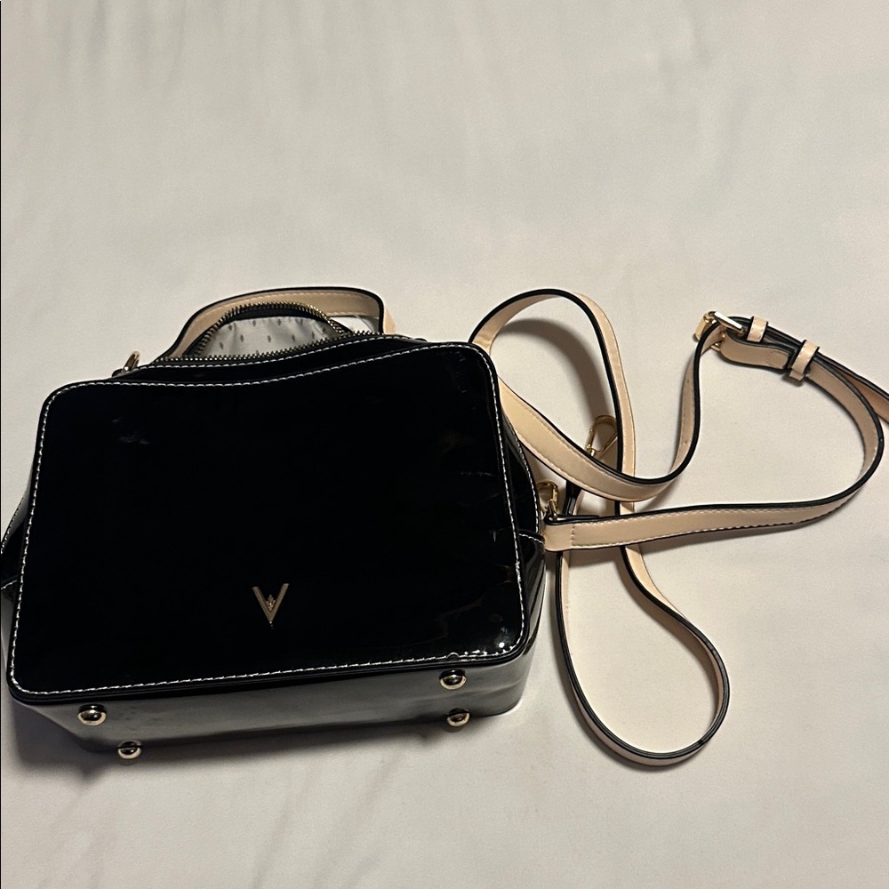 Vanessa Williams Black
Patent Leather Square Box
Camera Crossbody Bag